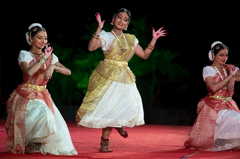 Radhika Surjit Group (Mamallapuram Dance Festival 2012 - Kathak, Odissi i Mohiniattam)